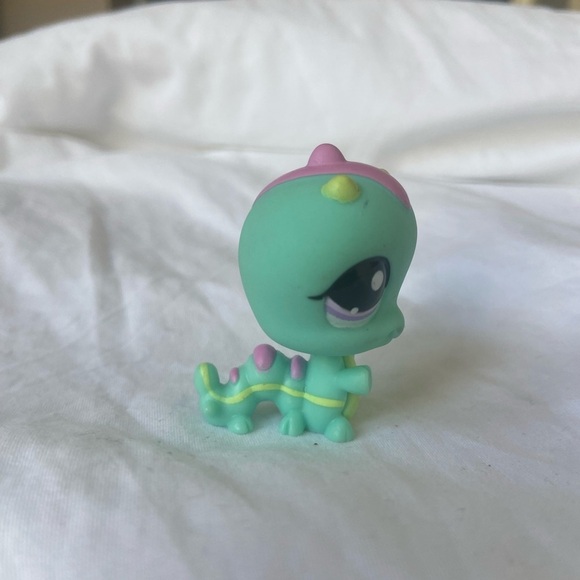 Littlest Pet Shop #1945 Caterpillar - Picture 6 of 12